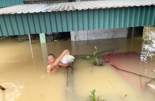 Nước lũ nhấn chìm tài sản, người dân Thanh Hóa nghẹn ngào lo cảnh trắng tay