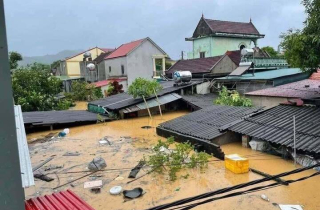 Lũ dâng tận nóc nhà, quốc lộ mênh mông nước, dân sơ tán trong đêm sau bão Bualoi