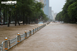 Hà Nội ngập tứ bề, giao thông hỗn loạn không lối thoát từ sáng đến tối