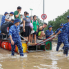 Nhiều tuyến đường ở Hà Nội vẫn ngập sâu, bộ đội chia ca túc trực dìu dân qua điểm nguy hiểm