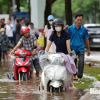 Nhiều điểm vẫn úng ngập, người dân Hà Nội di chuyển khó khăn sáng 1-10
