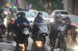 Bắc bộ mưa giông còn tiếp diễn, nước lũ trên các sông lên nhanh