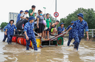 Nhiều tuyến đường ở Hà Nội vẫn ngập sâu, bộ đội chia ca túc trực dìu dân qua điểm nguy hiểm