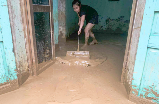 Bùn ngập nửa mét sau lũ, người Lào Cai oằn mình dọn dẹp