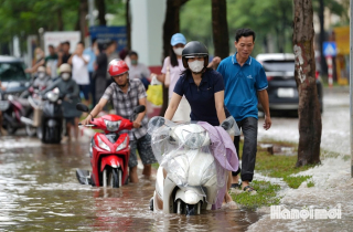 Nhiều điểm vẫn úng ngập, người dân Hà Nội di chuyển khó khăn sáng 1-10