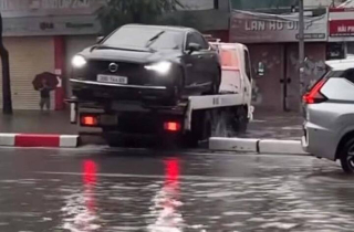 Phạt 5 triệu đồng tài xế xe cứu hộ 'trèo' qua dải phân cách ngày Hà Nội mưa ngập