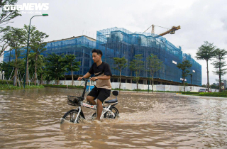 Hà Nội nắng đẹp, đường Võ Chí Công vẫn ngập nửa mét