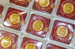 Giá vàng hôm nay 2/10: Tiếp tục trụ trên mức cao