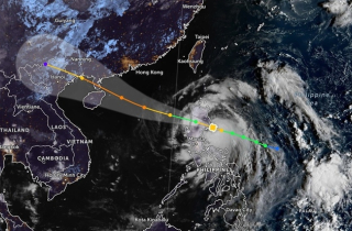 Bão số 11 Matmo thành cuồng phong khi vào biển Đông, gió giật 125 km/h
