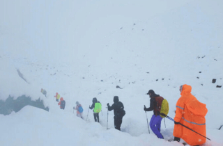 200 người mắc kẹt trong bão tuyết ở Everest
