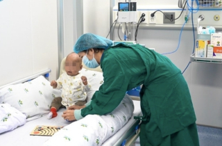 Hành trình sống sót kỳ diệu của bé gái mắc bệnh hiếm