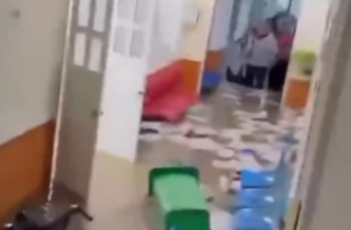 Bệnh viện đa khoa Thảo Nguyên chìm trong biển nước, nhiều vật dụng bị cuốn trôi