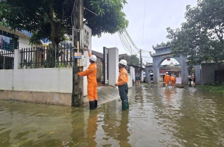Gần 14.000 khách hàng ở Hà Nội mất điện do ngập úng