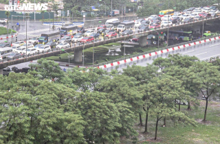 Hà Nội mưa lớn, Đại lộ Thăng Long ngập gần nửa mét, giao thông tê liệt kéo dài
