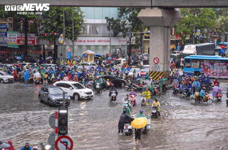 Đường phố ngập sâu, người Hà Nội bì bõm lội nước đi làm rồi bất lực quay về