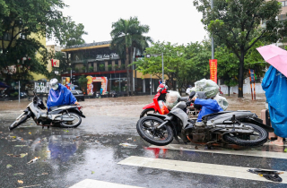 Hà Nội ngập tứ bề, người dân ngã sõng soài, xe chết máy la liệt giữa phố