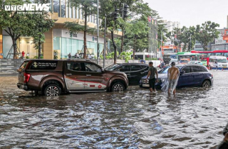 Đặt xe công nghệ 'khó hơn lên trời' ngày Hà Nội ngập lụt