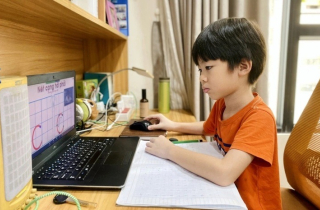 Phụ huynh Hà Nội chật vật cho con học online ngày mưa bão khủng khiếp