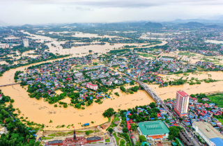 Phố trung tâm Thái Nguyên chìm trong biển nước, có nơi ngập gần nóc tầng một