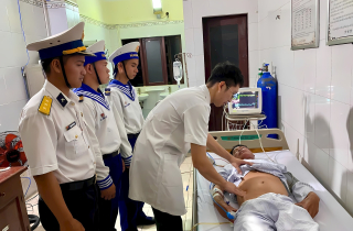 Cấp cứu kịp thời ngư dân bị giảm áp sau khi lặn sâu tại Trường Sa