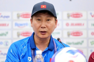 HLV Kim Sang-sik: Nên để FIFA xử lý vấn đề của Malaysia