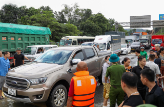 Cao tốc Hà Nội - Thái Nguyên tê liệt vì lũ, ô tô nối đuôi 15 giờ chờ nước rút