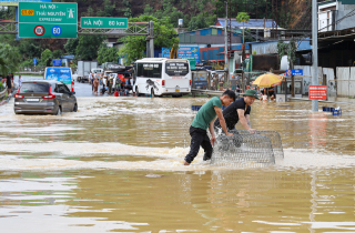 Nút giao cao tốc Hà Nội - Thái Nguyên ngập sâu, người dân mang nơm bắt cá