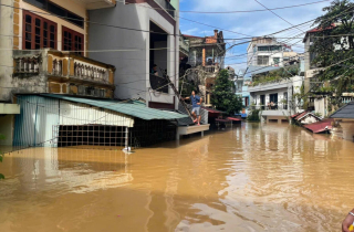 Lũ lịch sử 60 năm ở Thái Nguyên, dân bắc thang lên tầng 2 chạy lụt