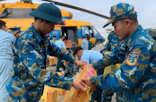 Trực thăng quân sự mang 4 tấn hàng hoá cứu trợ đến vùng lũ Lạng Sơn