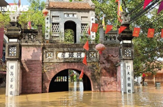 Làng cổ Thổ Hà chìm trong biển nước, hơn 8.000 người dân bị cô lập