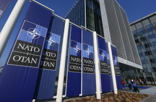NATO đang cân nhắc phản ứng “mạnh mẽ” với Nga