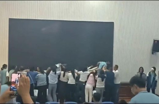 Phụ huynh quỳ thành hàng cho con giẫm qua, cách dạy biết ơn bị chỉ trích dữ dội
