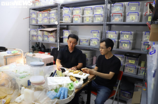 Đôi bạn Hà thành 'biến silicon thành da thịt' cho người khiếm khuyết