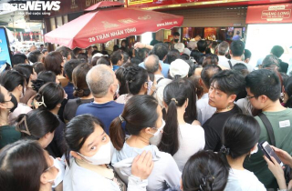 Ngày đầu mua vàng theo quy định mới, nhiều khách phải lấy tiền nộp vào tài khoản