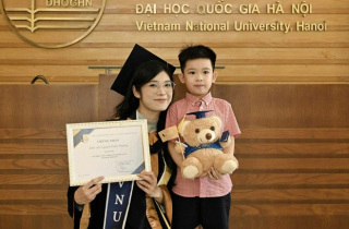 Bỏ nghề tiếp viên hàng không, mẹ một con thành thủ khoa đại học