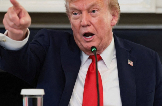 Ông Trump tuyên bố áp thêm thuế 100% với Trung Quốc
