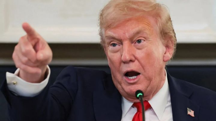 Phố Wall đỏ lửa, đồng USD lao dốc vì thuế quan mới của ông Trump