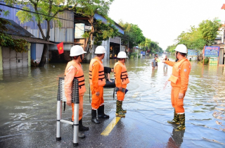 Nước sông rút chậm, Hà Nội còn gần 10.000 khách hàng chưa được cấp điện