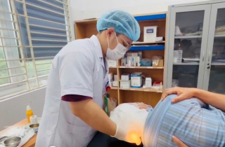 Biến chứng nặng do đắp lá chữa Zona