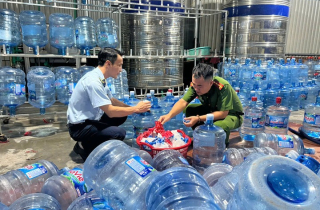 Bơm nước máy vào bình 'phù phép' thành nước Lavie giả bán khắp Hà Nội