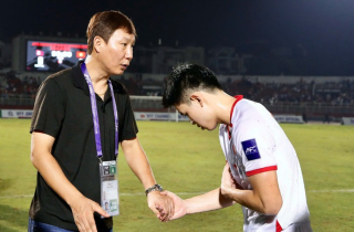 Chuyên gia: HLV Kim Sang-sik thay người 'không ổn'