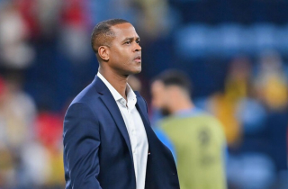 Vỡ mộng dự World Cup, Indonesia thanh lý hợp đồng HLV Kluivert