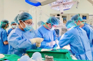 Mẹ quyết hiến gan cứu con dù bất đồng nhóm máu