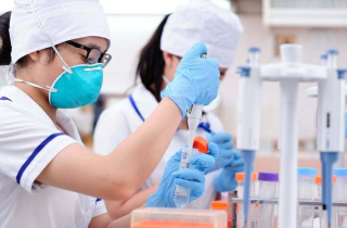 Cô gái trẻ đưa con nuôi đi xét nghiệm ADN để 'minh oan' với gia đình bạn trai