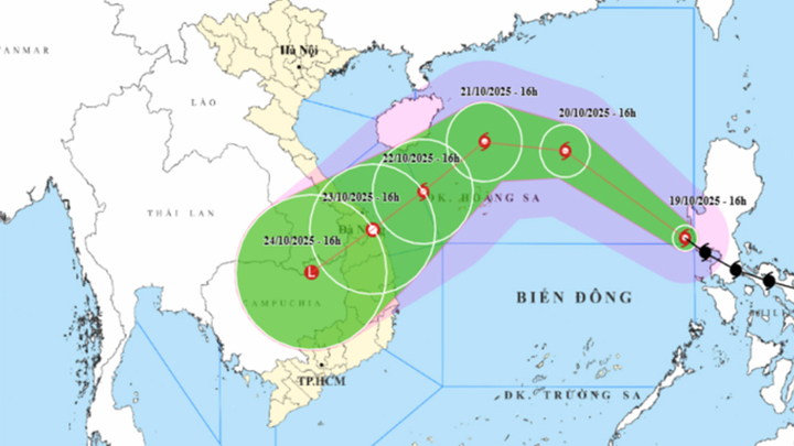 Bão Fengshen giật cấp 11 đi vào Biển Đông, còn tiếp tục mạnh thêm