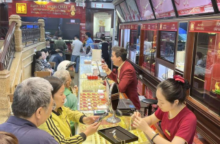 Giá vàng lao như 'con tàu không phanh', nhà đầu tư không nên leo lên lúc này