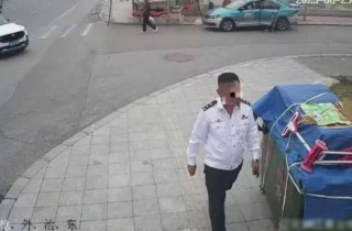 Cảnh sát ‘dỏm’ xông vào đồn, quát tháo, ra lệnh cho cảnh sát thật