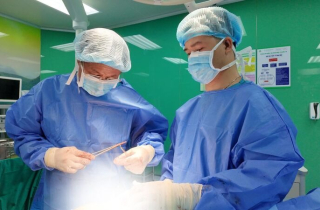 Bé trai 7 tuổi gãy xương cẳng tay, suýt mất vận động sau cú ngã xe đạp