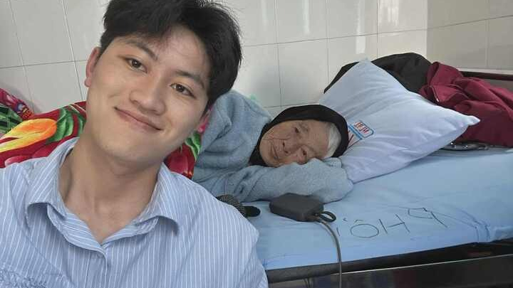 Cháu trai gen Z bỏ việc về quê chăm bà bệnh nặng khiến người dùng TikTok rơi lệ