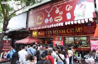 Khách vội bán vàng khi giá giảm kỷ lục, 'cò' lập tức thu mua sạch